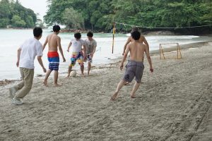 インドネシア　ビンタン島　波辺でサッカー
